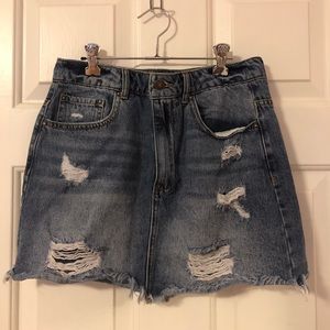 ✨ 3 for $25✨ Distressed denim skirt
